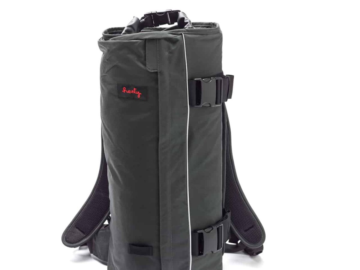コンパクトなバックパック型ガーメントバッグ Henty